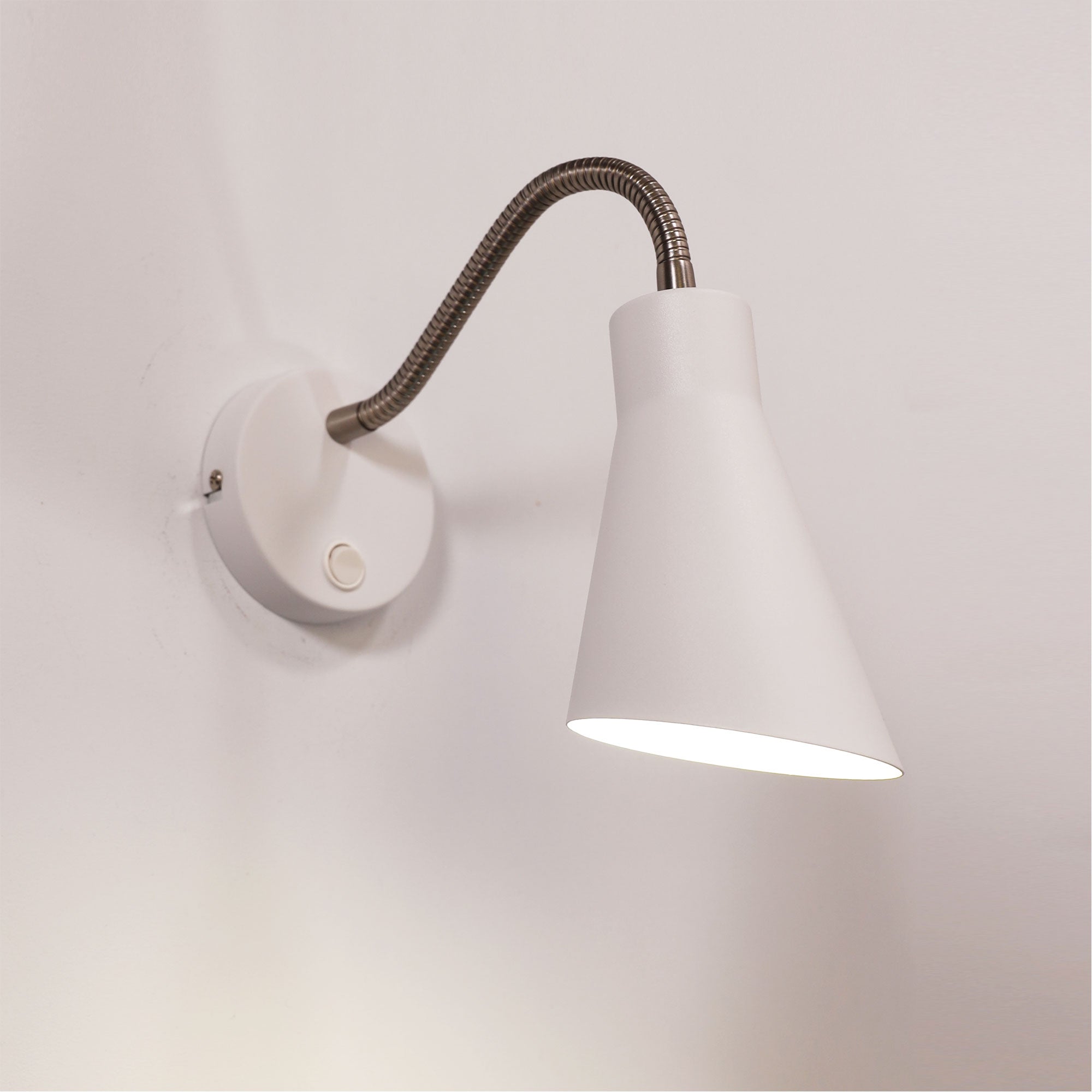 THOR SWITCHED WHITE - Switched Flexible Wall Light