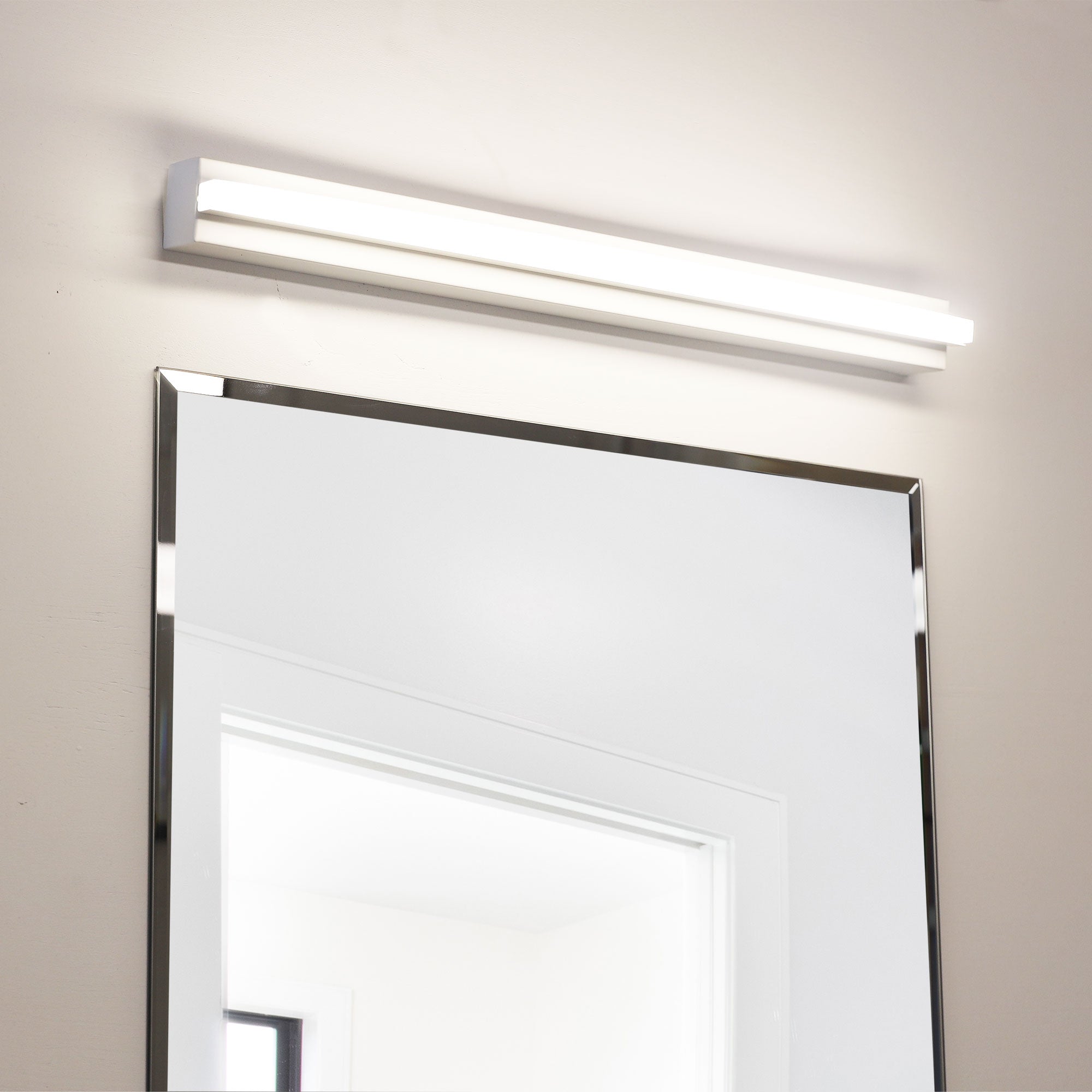GEBO.60 WHITE - TriColour LED Vanity Light