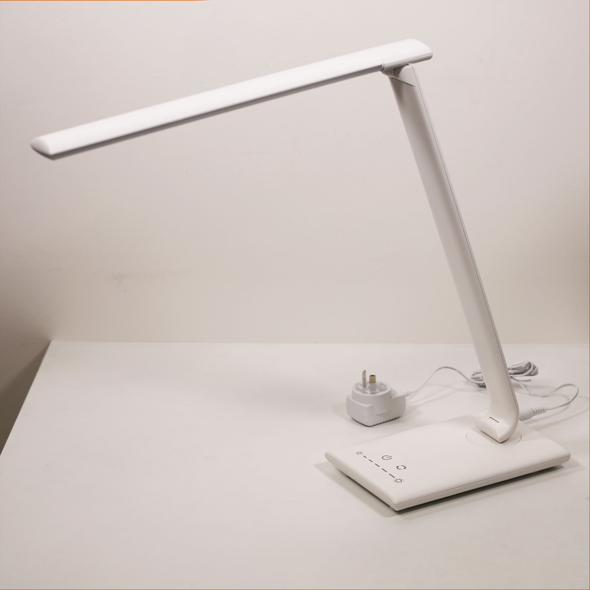 LUKE WHITE - Touch Dimming LED Lamp with USB Port