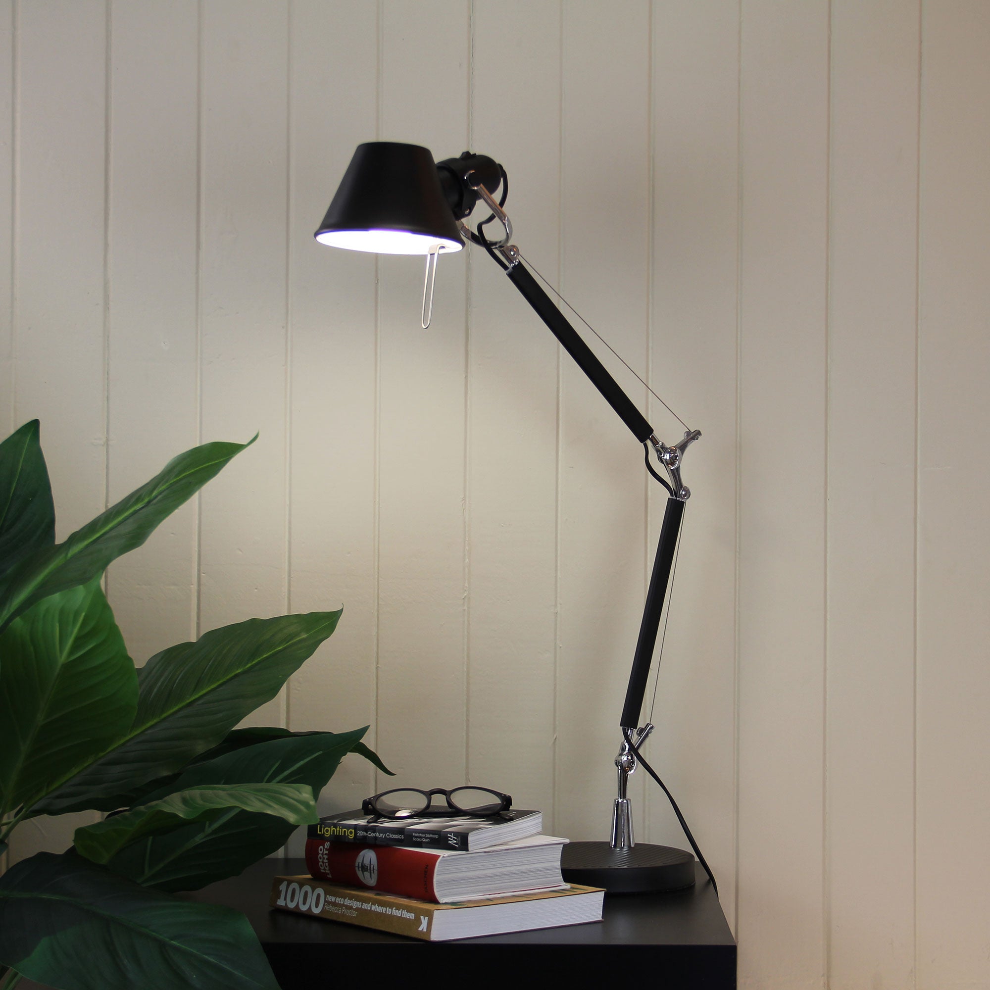 OL92961BK_Lifestyle-forma-desk-lamp-black.jpg
