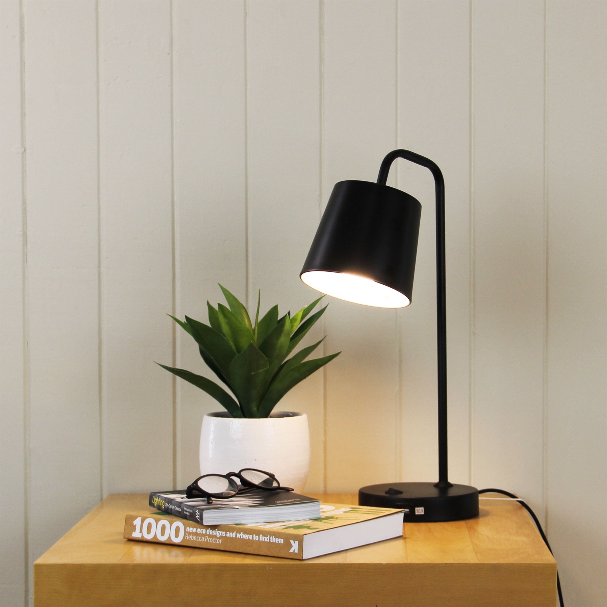 HENK Black - Metal Desk Lamp with USB Socket